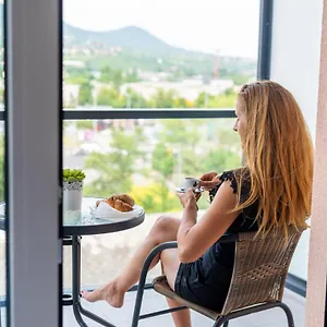 Apartament Sweet , 30sqm Studio, Free Private Parking, Mountain View, Balcony, 20 Min From Downtown, Budapeszt